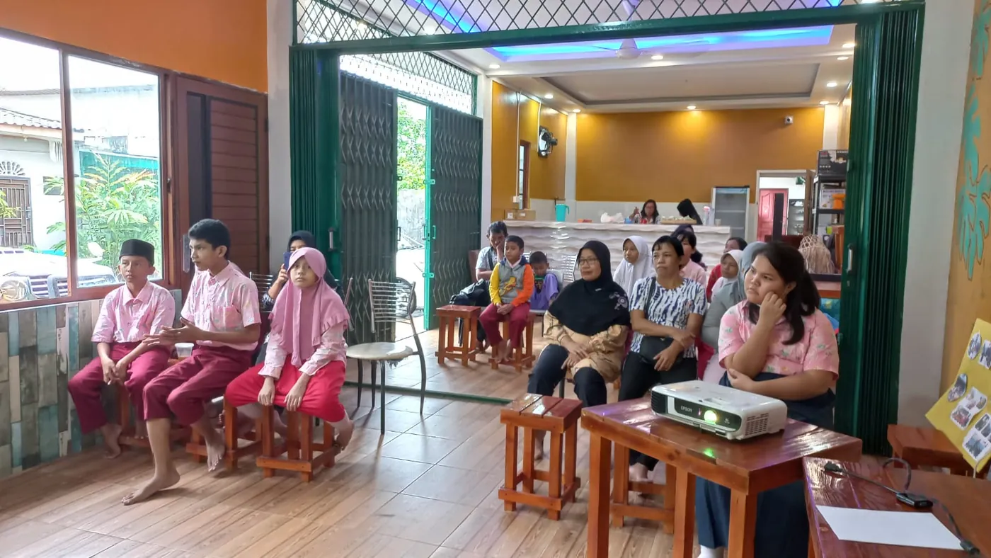 Siswa dan orang tua mengikuti kegiatan bersama