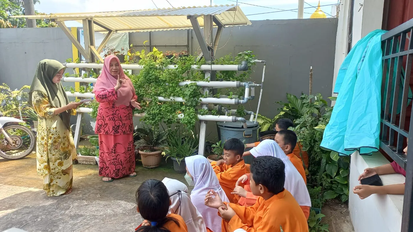 Guru mengajar di taman hidroponik sekolah