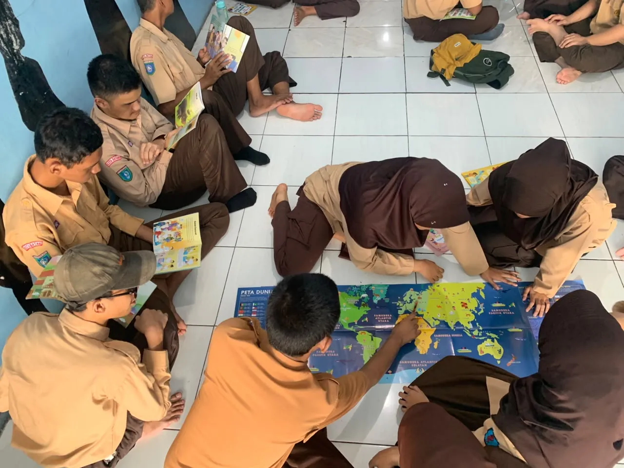 Siswa SLB Anak Brilliant belajar mengenal peta dunia bersama