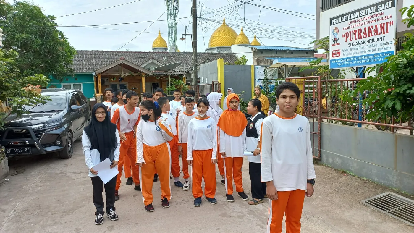 Siswa berbaris di depan SLB Anak Brilliant
