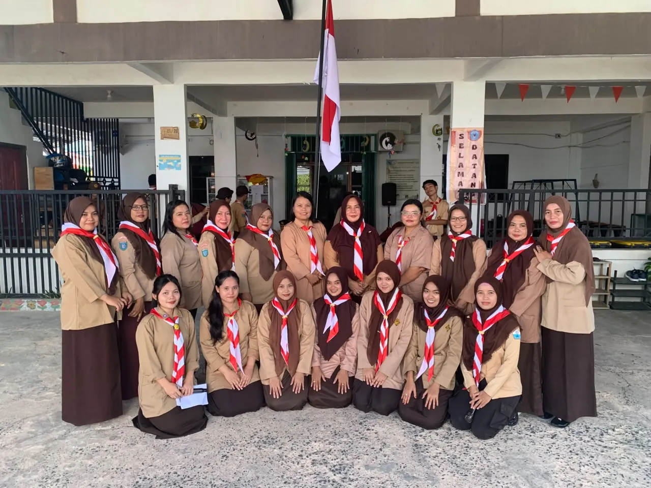 Siswa dan guru SLB Anak Brilliant berseragam pramuka di depan gedung sekolah