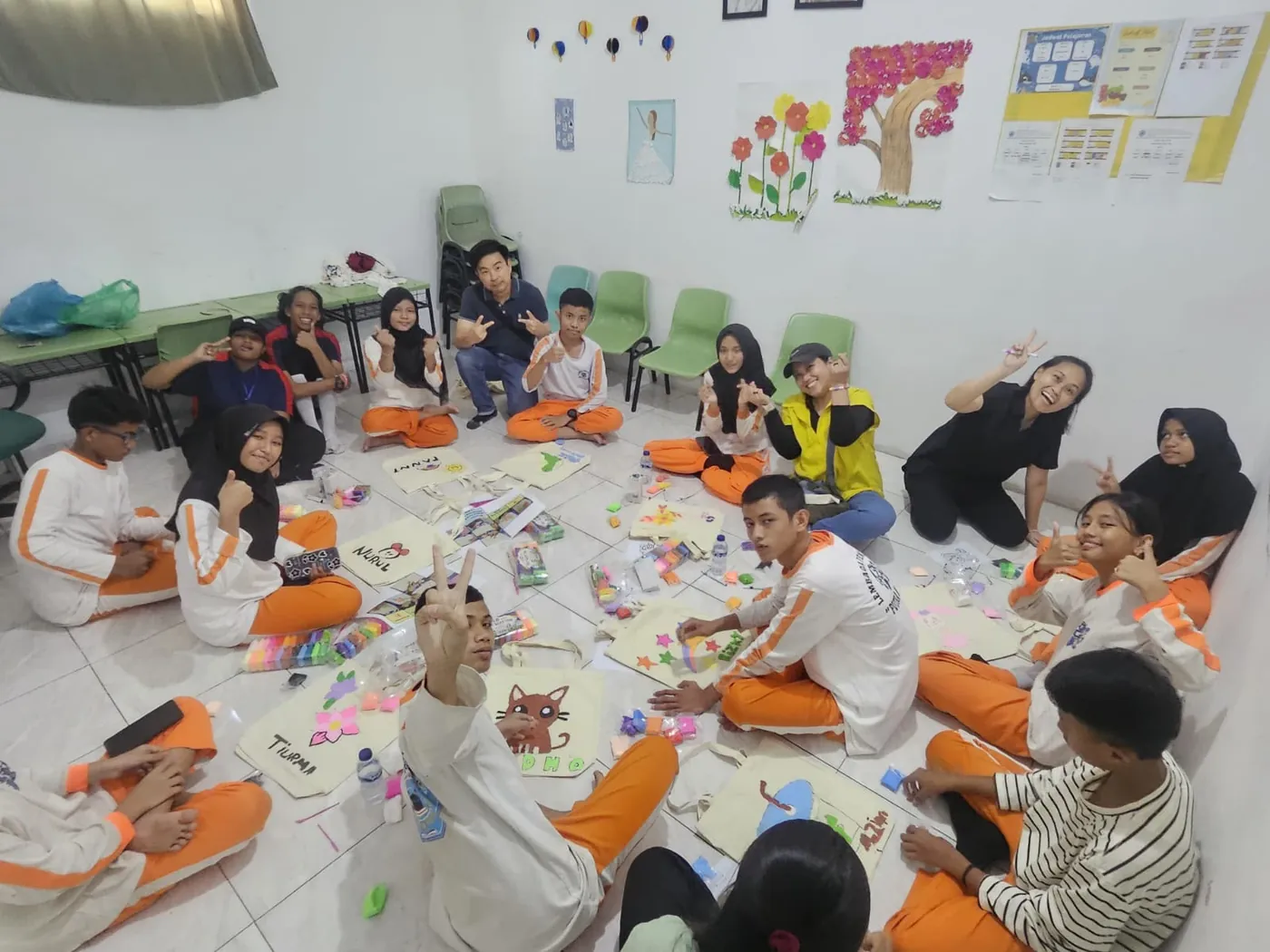 Siswa berkegiatan bersama di lantai kelas