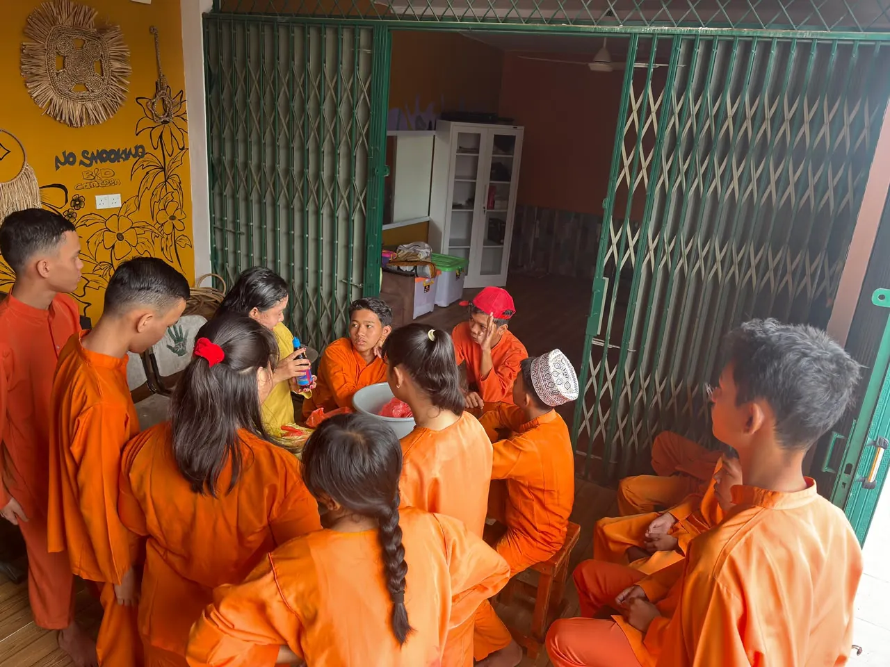 Siswa belajar memasak di kelas