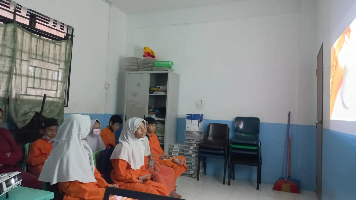 Siswa menyimak tayangan di kelas