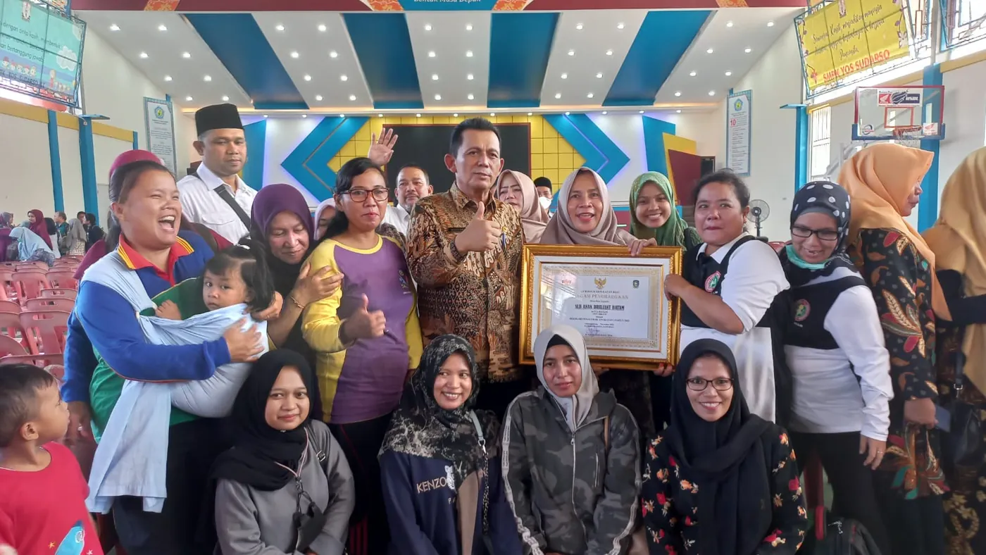Keluarga besar SLB Anak Brilliant saat menerima piagam penghargaan