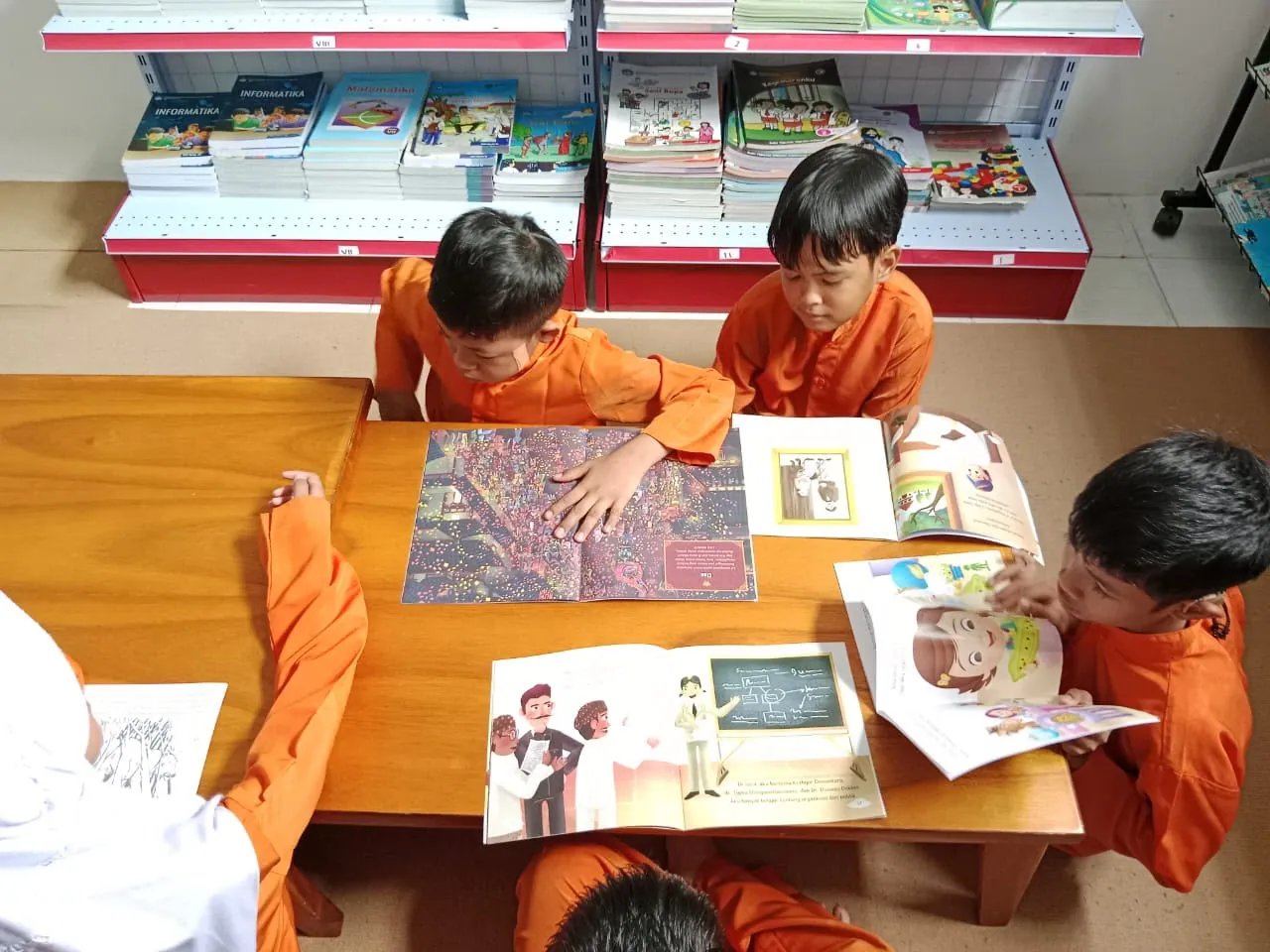 Siswa membaca buku di perpustakaan